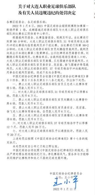 主角木兰一袭铠甲，双手力顶木桌，挑眉瞋目，俨然表露对敌手的不屑